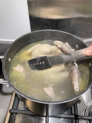分鐘後，在雞肉最厚的地方，如雞髀或雞胸，插入筷子，把筷子取出後，沒有血水流出即雞隻已熟。或直接使用食物温度計。
