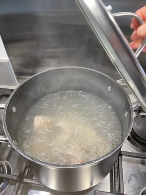 煲滾約2.5公升水，水沸騰後放入排骨，煲30分鐘。