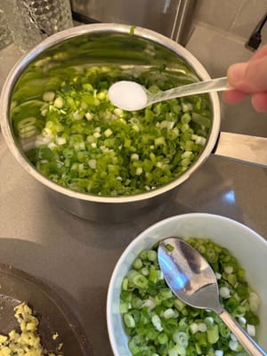 醮點薑蓉，十分美味。另一個食譜分享薑蓉煮法。