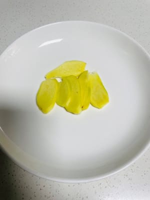 Slice the ginger and set aside.