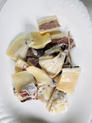 Wash the soaked squid and cut into pieces for later use.