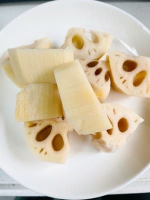 Peel and cut lotus root into pieces and set aside.