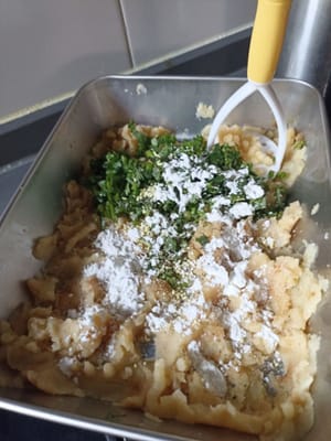 Aggiungere i cipollotti tritati e le foglie di coriandolo, quindi aggiungere 1/4 di sale, 1/2 cucchiaino di condimento, 1/2 cucchiaino di pepe in polvere e 1 cucchiaio di amido di mais.