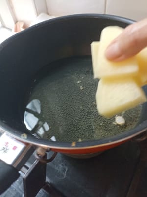 Aggiungere olio a sufficienza, dopo l'ebollizione aggiungere le patate.
