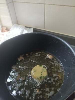 immergere le patate tagliate a metà nell'uovo sbattuto, immergerle (mi dispiace, ho perso la foto), quindi immergere le patate una alla volta nell'olio caldo.