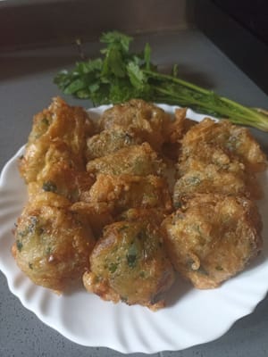 la polpetta di patate è cotta e pronta per essere servita.