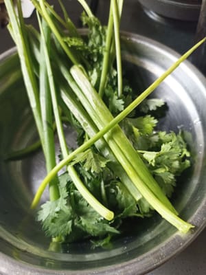 Lavare i cipollotti e le foglie di coriandolo