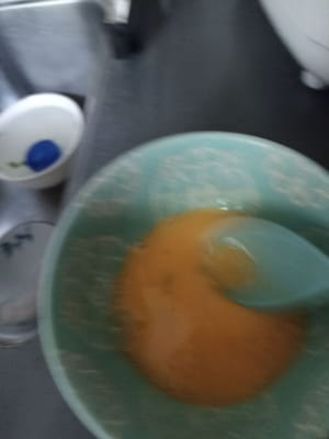 Rompere le uova e sbatterle leggermente.