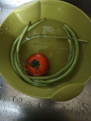Lavar y remojar las judías largas y los tomates.