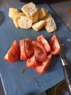 Cortar los tomates y freír el tofu al gusto.