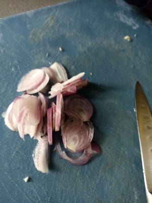 Pelar las chalotas y cortarlas en rodajas finas para hacer cebollas fritas.