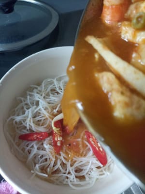 Luego vierta la salsa laksa de curry cocida encima.