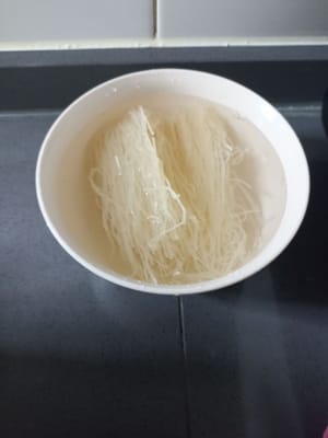 Lavar los fideos y remojarlos durante 20-30 minutos en agua fría o se puede utilizar agua tibia.