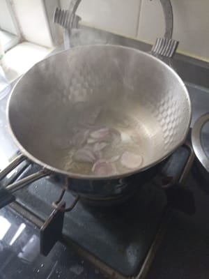 Calentamos la sartén, añadimos el aceite y añadimos la cebolla picada.