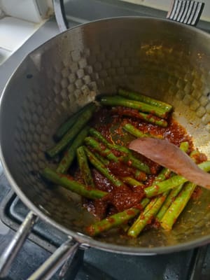 Agregue 3 cucharadas de curry laksa y saltee hasta que esté fragante.