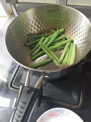 Agregue las judías largas con el aceite de cocina restante y saltee las cebollas brevemente y
