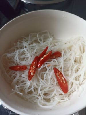 Ponlo en un bol y añade unos chiles rojos picados.