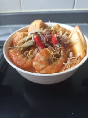 Los fideos vermicelli al curry laksa están listos para servir.