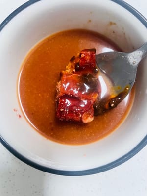 Mash the fermented bean curd into a paste, add fermented bean curd juice, soybean paste, oyster sauce, light soy sauce and dark soy sauce, mix well and set aside.