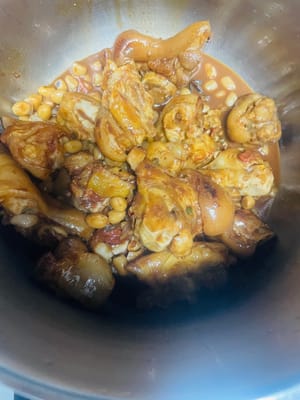 Add the prepared sauce and continue to stir-fry, then add star anise, cinnamon, peppercorns, etc. and then add boiled water (do not add cold water, which will make the meat dry).
Star anise, cinnamon, peppercorns and other ingredients are easier to taste when boiled than when fried!