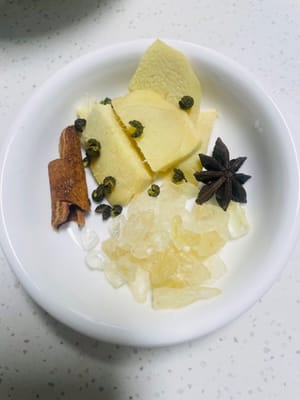 prepare star anise, cinnamon, ginger slices, rock sugar and green peppercorns and set aside.