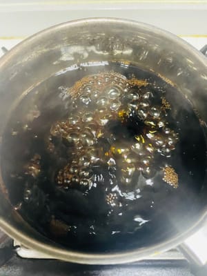 Prepare la salsa de vinagre: Mezcle 200 g de vinagre dulce, salsa de soja ligera y agua en una proporción de 1:1:1, póngalos en una olla y hierva. Luego, póngalos en el refrigerador y déjelos enfriar a una temperatura similar a la del congelador. Reserve.