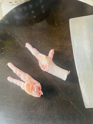 Prepare las patas de pollo: Corte los dedos o córtelas en dos, según sus preferencias. Remójelas en agua limpia, lávelas bien y resérvelas.