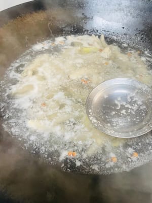 Coloque las patas de pollo limpias en una olla con agua fría. Añada rodajas de jengibre, granos de pimienta de Sichuan (o cebolletas) y vino de cocina. Hierva el agua, retire la espuma, reduzca el fuego a bajo, tape y cocine a fuego lento durante 10 minutos. Si prefiere una textura más suave, añada un minuto más al tiempo de cocción. Tenga cuidado de no sobrecalentar el fuego, ya que esto romperá la piel.