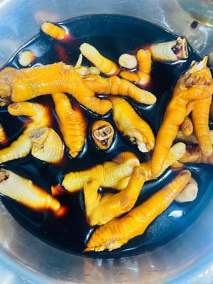 Coloque las patas de pollo frías en la salsa de vinagre previamente preparada y enfriada, asegurándose de que queden completamente sumergidas. Déjelas reposar toda la noche. Si prefiere el sabor a ajo y cebolla, añada una pizca de ajo y cebolla durante el remojo. Si su recipiente es grande, añada la salsa de vinagre en una proporción 1:1:1 de vinagre dulce, salsa de soja ligera y agua para asegurar que las patas de pollo queden completamente sumergidas.
