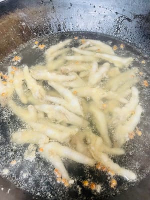 Coloque las patas de pollo limpias en una olla con agua fría. Añada rodajas de jengibre, granos de pimienta de Sichuan (o cebolletas) y vino de cocina. Hierva el agua, retire la espuma, reduzca el fuego a bajo, tape y cocine a fuego lento durante 10 minutos. Si prefiere una textura más suave, añada un minuto más al tiempo de cocción. Tenga cuidado de no sobrecalentar el fuego, ya que esto romperá la piel.