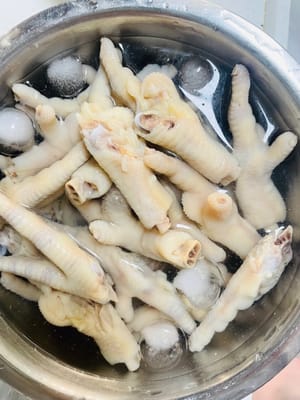 Enjuague con agua helada: Retire las patas de pollo cocidas, límpielas y colóquelas inmediatamente en agua helada con cubitos de hielo (el agua fría debe ser hervida). Esto mantendrá las patas de pollo tiernas.
