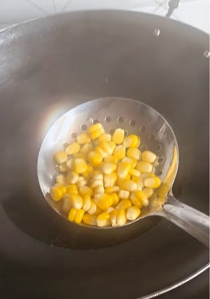 玉米焯水3分钟捞出。