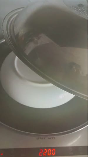 反盖一个碟子。盖上锅盖。中大火蒸10分钟。