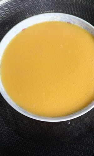 倒入盘中，水开上锅，反