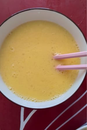 三个鸡蛋，放盐。放生粉，放1.5倍的温水，搅拌打散。