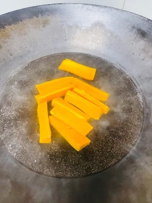 호박 조각을 끓는 물에 1분간 데친 후 물기를 빼고 따로 보관합니다.
