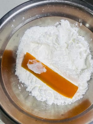 調味包皮：在南瓜條中加入少量鹽，拌勻調味，再均勻裹上薯仔澱粉，備用。