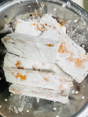 調味包皮：在南瓜條中加入少量鹽，拌勻調味，再均勻裹上薯仔澱粉，備用。