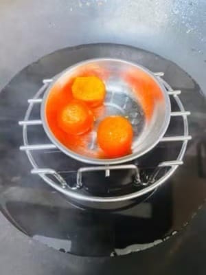 소금에 절인 달걀 노른자를 익을 때까지 쪄서 건져내고 잘게 부순 후 따로 보관합니다.