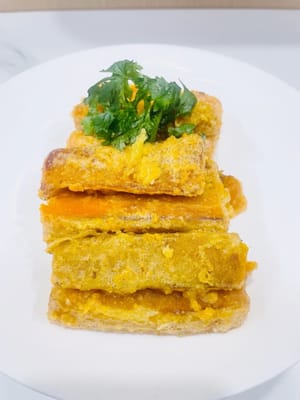 炒製裝盤：另起鍋，倒入少許油，放入壓碎的鹹蛋黃，小火翻炒至出現泡沫狀，加入煎好的南瓜條，輕輕翻炒均勻，即可出鍋裝盤。