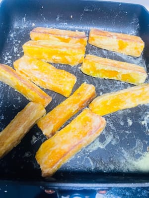 Kürbis braten: Die mit Stärke bestreuten Kürbisstreifen in eine beschichtete Pfanne geben und bei schwacher Hitze ca. 1,5 Minuten braten. Dabei nicht zu häufig umrühren, damit der Kürbis seine Form behält. Nach dem Braten vom Herd nehmen.
Hinweis: Die Blanchier- und Bratzeit genau einhalten, sonst behält der Kürbis seine Form nicht!