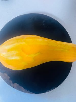 處理南瓜：取新鮮南瓜，削皮洗淨，切成長約8cm、寬約3cm的長條狀，備用。