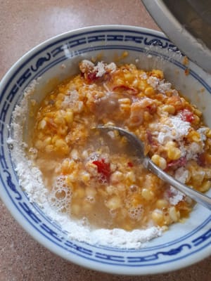 Agregue agua salada, pimienta, azúcar, condimentos y revuelva nuevamente.
