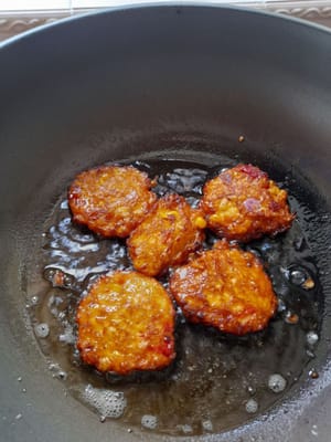 Las tortitas de maíz son de color amarillo lo que significa que están cocidas. Freírlos dándoles la vuelta para que no se quemen. Retirarlos y escurrirlos. Freír las tortitas de maíz hasta que estén hechas.