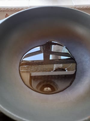 Calentar el aceite, tomar 1 cucharada de la mezcla de buñuelos de maíz, freír a fuego medio y freír hasta que estén dorados.
