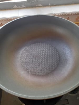 Prepara una sartén para freír.