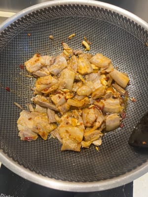 Añade la panceta de cerdo y continúa friendo durante 3-5 minutos.
