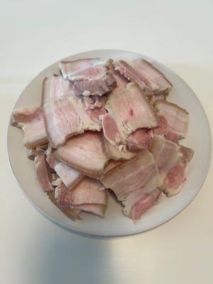 Cortar la panceta de cerdo en rodajas