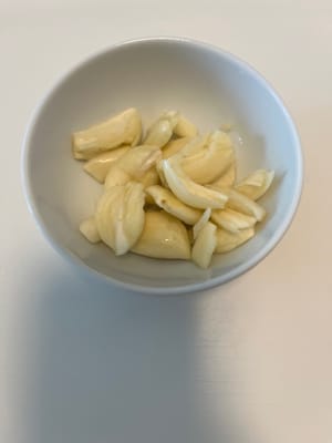 Machaca el ajo (puedes picarlo a tu gusto)