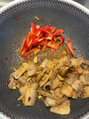 Añade el pimiento rojo y continúa salteando durante 2 minutos (puedes agregar un poco de sal al pimiento rojo, pero no agregues demasiada porque la pasta de frijoles es salada).